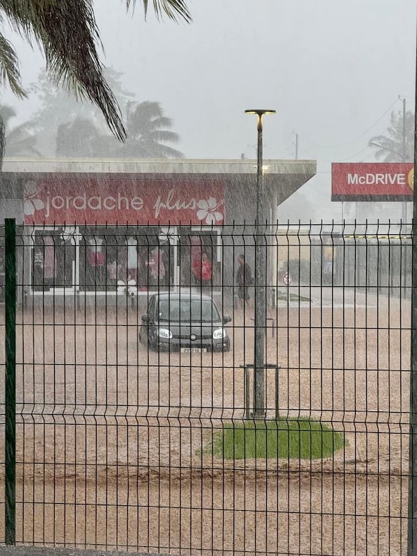 inondations2 parking Mcdo Taravao