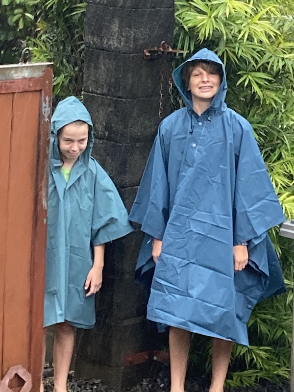 pluie départ à l'école sous le déluge